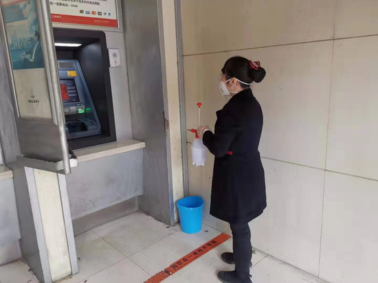 广西工行每天定时对ATM自助机具进行消毒